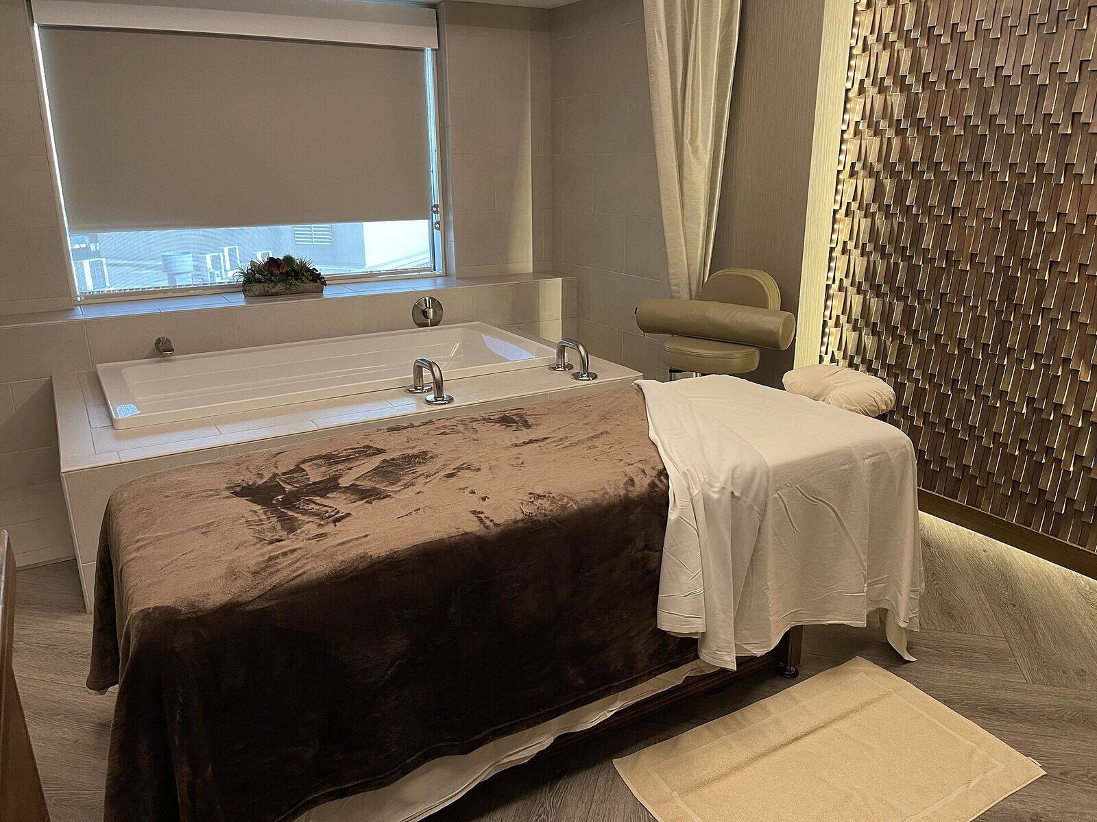Blue Mountains spa, boutique accommodation and sunset lookout for couples
